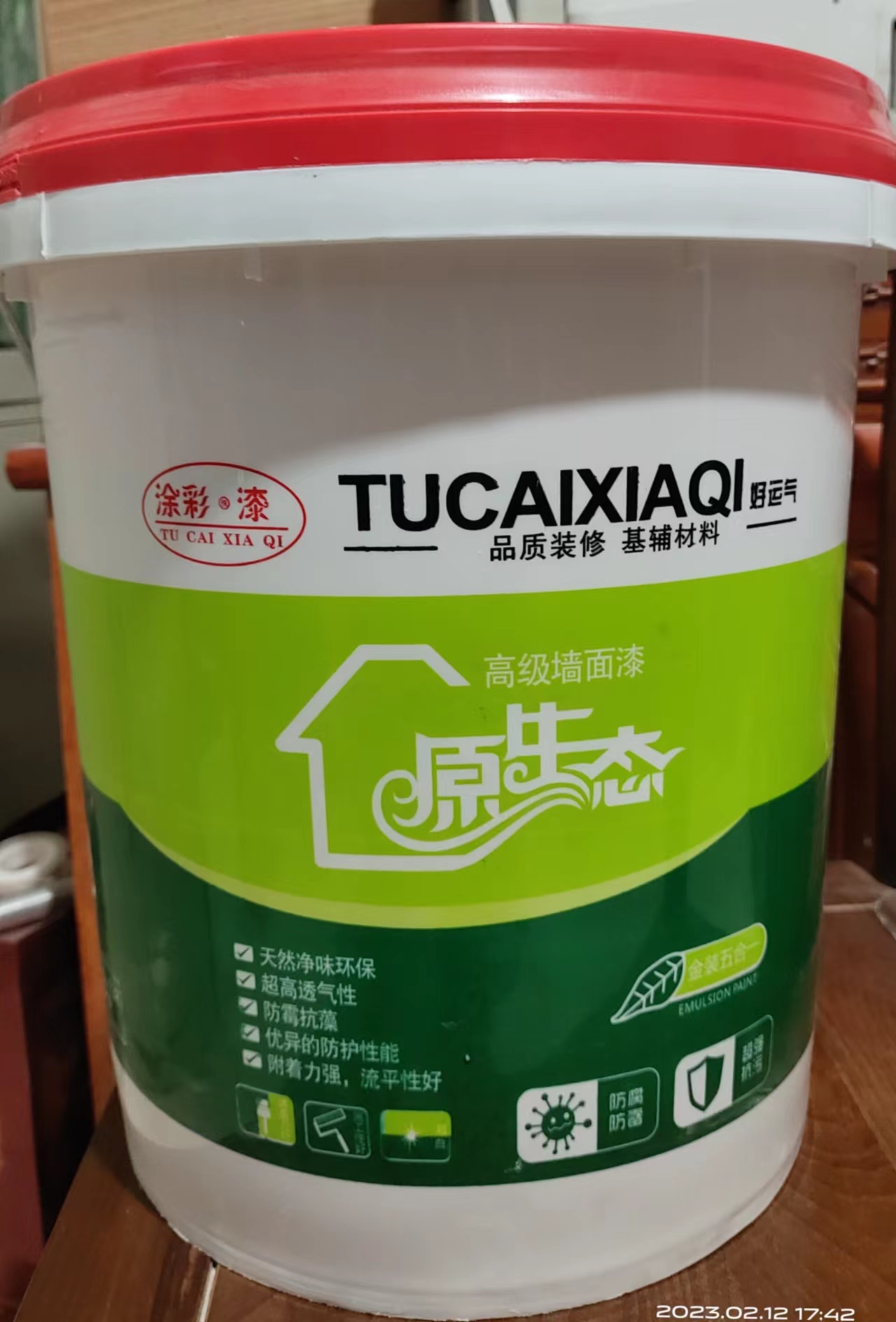 與砌筑砂漿相比，抹面砂漿具有的特點